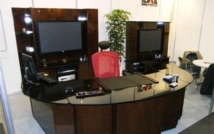 役員デスク、テレビ台写真